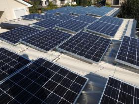 設置された32枚の太陽光発電パネル