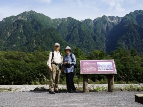 六百山と霞沢岳を背に