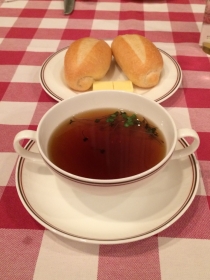 コンソメスープとパン