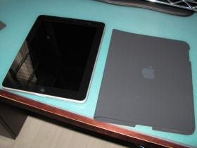 梱包箱から取り出したiPadと専用ケース