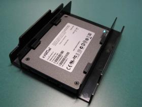SSDをマウンターに取り付け