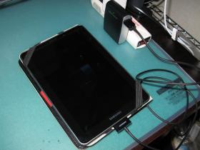 専用ケーブルと一般の充電アダプタとの組み合わせ→正常に充電できない